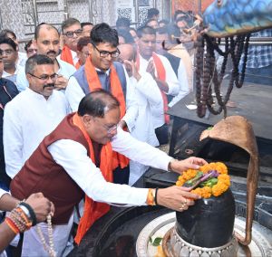 श्री श्री 108 श्री सत्यनारायण बाबा धाम कोसमनारा में पहुंचे मुख्यमंत्री
