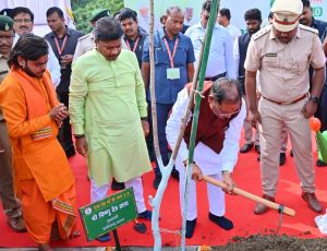  मुख्यमंत्री  विष्णु देव साय ने नवीन विधानसभा परिसर में किया पौधरोपण