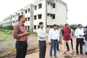 कमिश्नर और कलेक्टर ने किया प्रधानमंत्री आवास योजना का निरीक्षण, निर्माण कार्यों में तेजी लाने के निर्देश