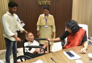  जनदर्शन में बुजुर्ग बालाराम को मिला श्रवण यंत्र और दिव्यांग महेन्द्र कुमार को मिला व्हील चेयर
