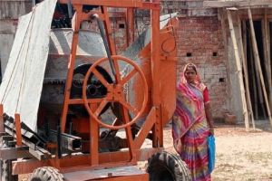  प्रधानमंत्री आवास योजना से स्व सहायता समूह की महिलाओं को मिला रोजगार