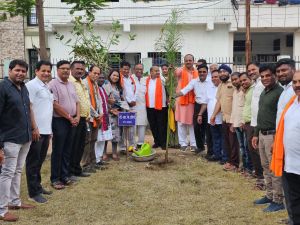  एक पेड़ माँ के नाम महाभियान के अंतर्गत देवेन्द्र नगर उद्यान परिसर में सामूहिक पौधरोपण