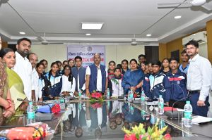   राष्ट्रीय शालेय क्रीड़ा प्रतियोगिता में बलौदाबाजार जिले के खिलाड़ियों ने किया उत्कृष्ट प्रदर्शन, कैबिनेट मंत्री व सांसद ने किया सम्मानित