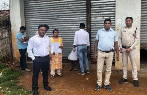 रासायनिक खाद की अनियमितता पर प्रशासन की सख्ती, कृषि सेवा केंद्र का गोदाम सील