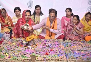  मुख्यमंत्री  ने श्री फलेश्वरनाथ महादेव मंदिर में पूजा अर्चना कर प्रदेशवासियों की सुख समृद्धि और खुशहाली की मंगलकामना की