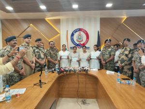   मिलिट्री कंपनी कमांडर सहित 13 इनामी नक्सलियों ने किया आत्मसमर्पण