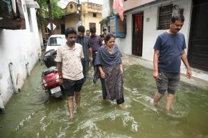 महापौर श्रीमती मीनल और आयुक्त ने लगातार बारिश से हुए जलभराव क्षेत्रों का पार्षद बब्बी, जयश्री सहित प्रत्यक्ष किया निरीक्षण 