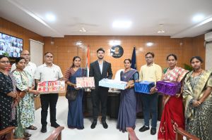  देश के वीर जवानों के लिए समूह की दीदियों ने  कलेक्टर क़ो सौंपे रक्षासूत्र 
