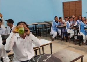 हर दूसरे घंटे बजती है घंटी, एक साथ बच्चे पीते हैं पानी, मकसद बच्चों को डिहाइड्रेशन से बचाया जा सके हर दूसरे घंटे बजती है घंटी, एक साथ बच्चे पीते हैं पानी, मकसद बच्चों को डिहाइड्रेशन से बचाया जा सके
