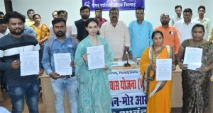 8 लोगो को अनुकंपा नियुक्ति एवं 19 हितग्राहियों को आवास आबंटित किया गया 8 लोगो को अनुकंपा नियुक्ति एवं 19 हितग्राहियों को आवास आबंटित किया गया