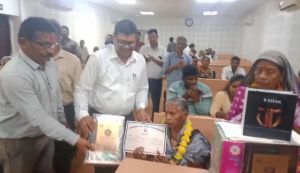 8 सेवानिवृत्त होने वाले कर्मचारियों को दी गई बिदाई 8 सेवानिवृत्त होने वाले कर्मचारियों को दी गई बिदाई