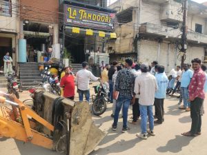 सडक़ पर कचरा फेंका, जरूरी दस्तावेज भी नहीं मिले, ला तंदूरी रेस्टोरेंट सीलबंद सडक़ पर कचरा फेंका, जरूरी दस्तावेज भी नहीं मिले, ला तंदूरी रेस्टोरेंट सीलबंद