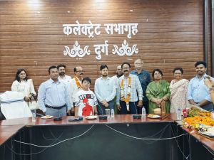 जिला कार्यालय दुर्ग के दो वरिष्ठ लिपिकों को सेवानिवृत्ति पर दी गई बिदाई 