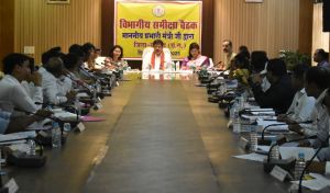 प्रभारी मंत्री विजय शर्मा ने समीक्षा बैठक लेकर जिले में शासकीय योजनाओं के क्रियान्वयन की स्थिति की समीक्षा प्रभारी मंत्री विजय शर्मा ने समीक्षा बैठक लेकर जिले में शासकीय योजनाओं के क्रियान्वयन की स्थिति की समीक्षा