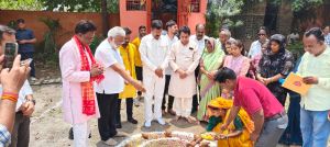 ग्रामीण विधायक मोतीलाल साहू ने वार्ड 51 पार्षद रेणु जयंत साहू सहित संकल्प सोसायटी फेस 2 में 7 लाख 76 हजार रूपये में पेवर लगाने हेतु किया भूमिपूजन