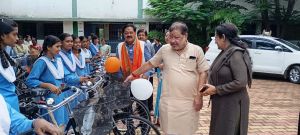 रायपुर दक्षिण विधायक सुनील सोनी पहुंचे संत कंवरराम कन्या विद्यालय, पार्षद एवं एमआईसी सदस्य अमर गिदवानी, पार्षद श्रीमती स्वप्निल मिश्रा सहित छात्राओं को सरस्वती योजना में प्रदत्त की, साइकिलें,साइकिल पाकर छात्राओं के चेहरे खिले