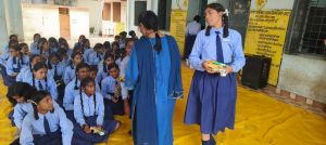 आओ बांटे खुशियाँ: कर्मचारियों ने बच्चों संग मनाया जन्मदिन