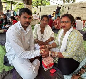 केन्द्रीय जेल रायपुर में बंदियों ने अपनी बहनों के साथ मनाया रक्षाबंधन पर्व केन्द्रीय जेल रायपुर में बंदियों ने अपनी बहनों के साथ मनाया रक्षाबंधन पर्व