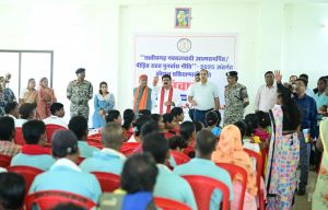 आत्मसमर्पित नक्सलियों के बीच पहुँचे उपमुख्यमंत्री विजय शर्मा – राखी बंधवाकर दिया विश्वास और भाईचारे का संदेश आत्मसमर्पित नक्सलियों के बीच पहुँचे उपमुख्यमंत्री विजय शर्मा – राखी बंधवाकर दिया विश्वास और भाईचारे का संदेश