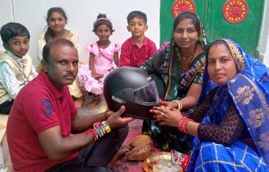  दो बहनों ने भैया को दिया सुरक्षा का नया उपहार, कलाई पर राखी तो सिर पर सजाया हेलमेट