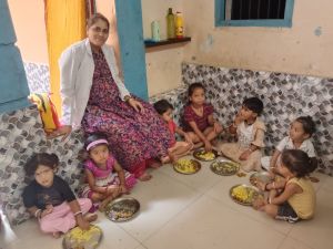  प्रोजेक्ट आओं बांटे खुशियां: पोषण, प्रेम और प्रसन्नता: बच्चों संग जन्मदिन मना रहे शासकीय कर्मचारी