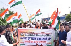 विधानसभा अध्यक्ष डॉ. रमन सिंह ने ग्राम टेड़ेसरा में तिरंगा बाईक रैली को किया रवाना