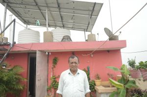 छत पर सजे सूरज के घर से चमका जीवन: बचत की खुशी, पर्यावरण की रोशनी’