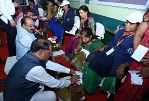  मुख्यमंत्री ने पैर पखारकर दिया सम्मान, भावुक हुईं स्वच्छता दीदियां &ndash; &lsquo;जीवन में पहली बार इतना गर्व महसूस हुआ&rsquo;