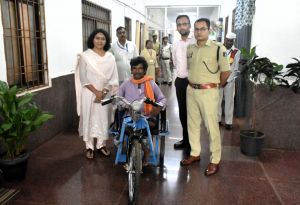 कलेक्टर ने जनदर्शन में दिव्यांग राजूराम को प्रदान किया बैटरी चलित ट्राय सायकल