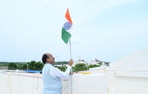  उप मुख्यमंत्री अरुण साव ने 'हर घर तिरंगा' अभियान के तहत अपने निवास पर लगाया तिरंगा