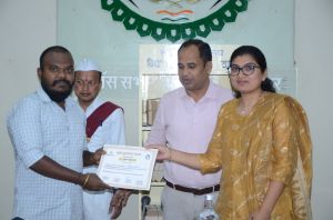 स्मृति पुस्तकालय योजना के तहत जिला प्रशासन को दान की गई पुस्तकें