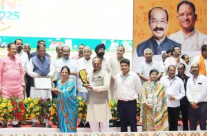 राष्ट्रीय स्तर पर छत्तीसगढ़ को स्वच्छता में गौरव दिलवाने वाले नगरीय निकायों का सम्मान 