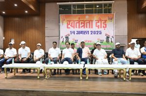 स्वतंत्रता सेनानियों की याद में हजारों लोगों ने उत्साह से लगाई दौड़ 