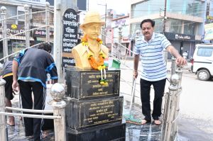 चौक-चौराहों एवं महापुरूषों की मूर्तियों की श्रमदान कर सफाई करके दिया गया स्वच्छता संदेश 
