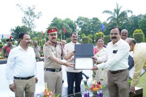 स्वतंत्रता दिवस पर कुलपति डॉ. चंदेल ने तिरंगा फहराया और परेड की सलामी ली