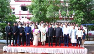 कलेक्टर ने किया ध्वजारोहण