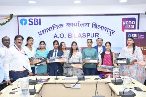 भारतीय स्टेट बैंक द्वारा गरीब बच्चों को लैपटॉप वितरण भारतीय स्टेट बैंक द्वारा गरीब बच्चों को लैपटॉप वितरण