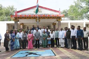 संभागायुक्त कार्यालय में ध्वजारोहण संभागायुक्त कार्यालय में ध्वजारोहण