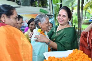 80 वरिष्ठ नागरिको की रायपुर दर्शन यात्रा को वरिष्ठ नागरिको को सम्मानित कर महापौर मीनल चौबे ने हरी झंडी दिखाकर किया रवाना