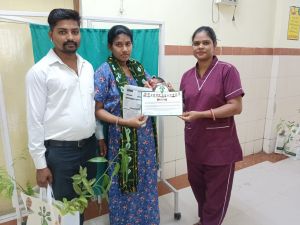 पर्यावरण संरक्षण की अनूठी पहल: नवजात के स्वागत में फलदार पौधों की भेंट