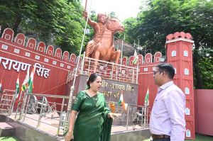  वीर नारायण सिंह की जयस्तंभ चौक प्रतिमा के शिलालेख को तत्काल सुधार कर लगाया गया