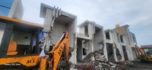 अवैध रूप से निर्मित 6 मकानों के अवैध रो हाउस को तोड़ने की कार्यवाही अवैध रूप से निर्मित 6 मकानों के अवैध रो हाउस को तोड़ने की कार्यवाही