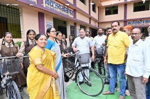  विधायक सुनील सोनी ने खो-खो पारा स्कूल में 33 छात्राओं को सायकल  प्रदान की