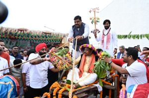 कृषि मंत्री निवास में धूमधाम से मनाया गया पारंपरिक पर्व ‘पोरा तिहार’ कृषि मंत्री निवास में धूमधाम से मनाया गया पारंपरिक पर्व ‘पोरा तिहार’