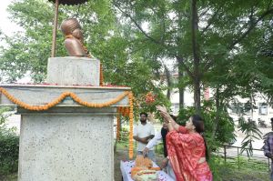 पूर्व महापौर स्वर्गीय बलबीर सिंह जुनेजा को पुण्यतिथि पर महापौर मीनल चौबे ने दी आदरांजलि पूर्व महापौर स्वर्गीय बलबीर सिंह जुनेजा को पुण्यतिथि पर महापौर मीनल चौबे ने दी आदरांजलि