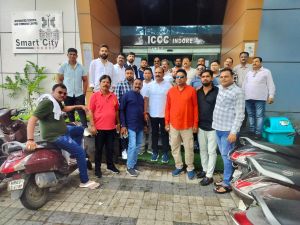 महापौर पार्षदगण सहित अधिकारी देखे इंदौर की स्वच्छता महापौर पार्षदगण सहित अधिकारी देखे इंदौर की स्वच्छता