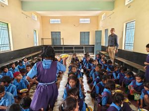  प्रोजेक्ट &lsquo;आओ बांटे खुशियां&rsquo; से बच्चों के चेहरों में खिली मुस्कान