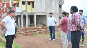  आयुक्त ने गोकुल नगर में निर्मित पीएम आवास एवं वृक्षारोपण का किया निरीक्षण 