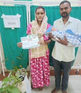 बच्चों के जन्म पर माताओं को फलदार पौधों की भेंट बच्चों के जन्म पर माताओं को फलदार पौधों की भेंट