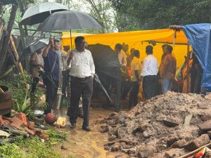 आपदा प्रभावितों की सहायता तेज: कमिश्नर, कलेक्टर व विधायक ने प्रभावित ग्रामों का लिया जायजा आपदा प्रभावितों की सहायता तेज: कमिश्नर, कलेक्टर व विधायक ने प्रभावित ग्रामों का लिया जायजा